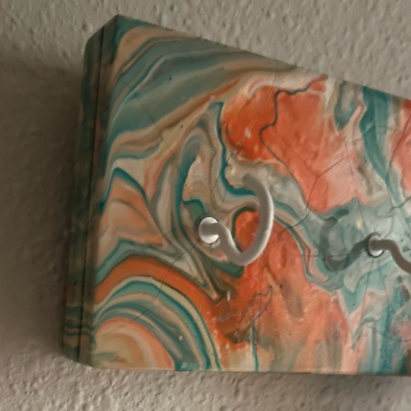 Marble painted wall hanger - Picture 3 of 8